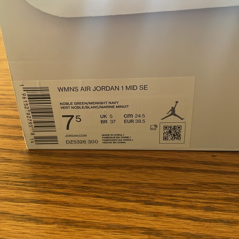 WMNS AIR JORDAN 1 MID SE - Picture 15 of 15